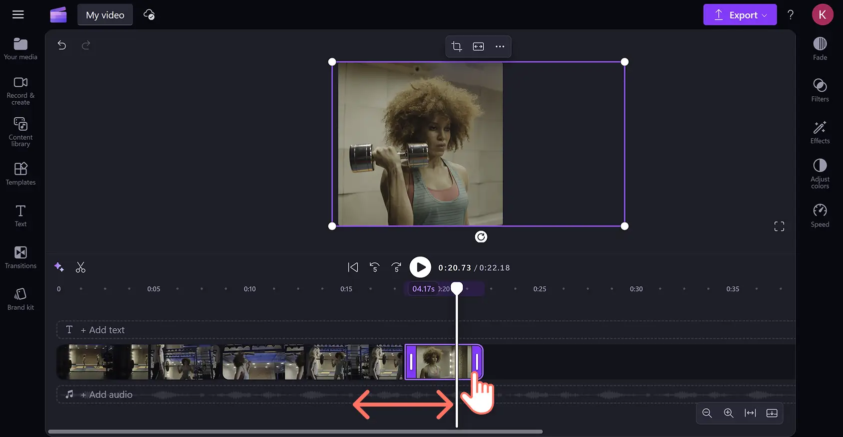Pengguna memangkas video sorotan di editor video Clipchamp.