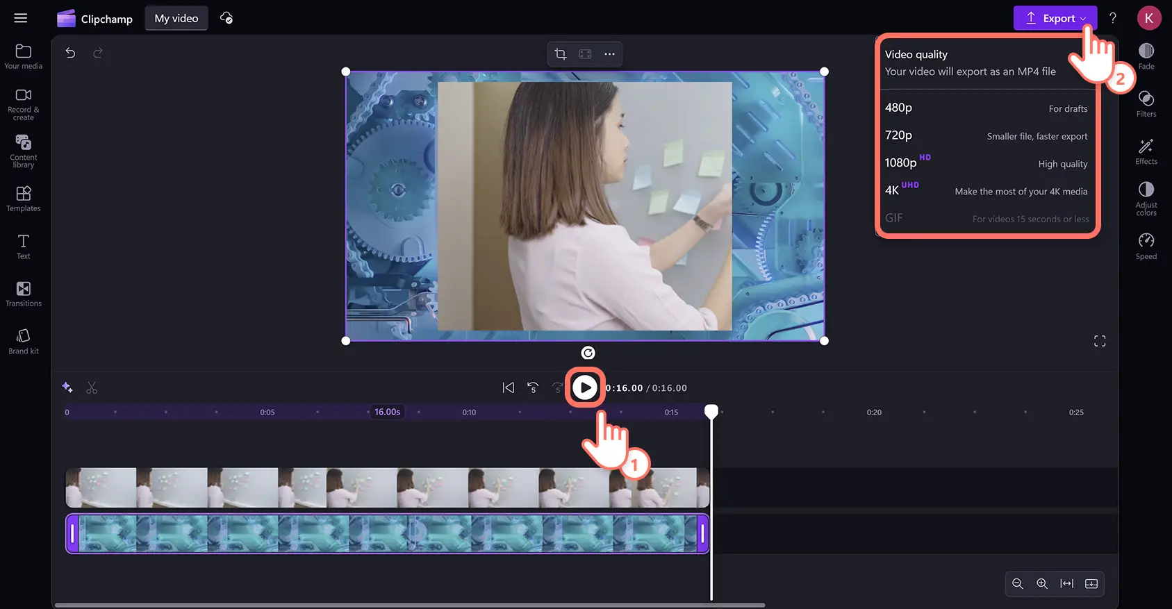 Clipchamp video düzenleyicide bir videoyu dışa aktaran bir kullanıcı.