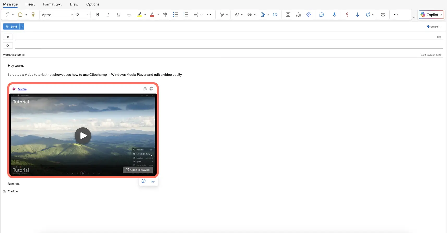 Eine Person bettet ein OneDrive-Video in Outlook ein.