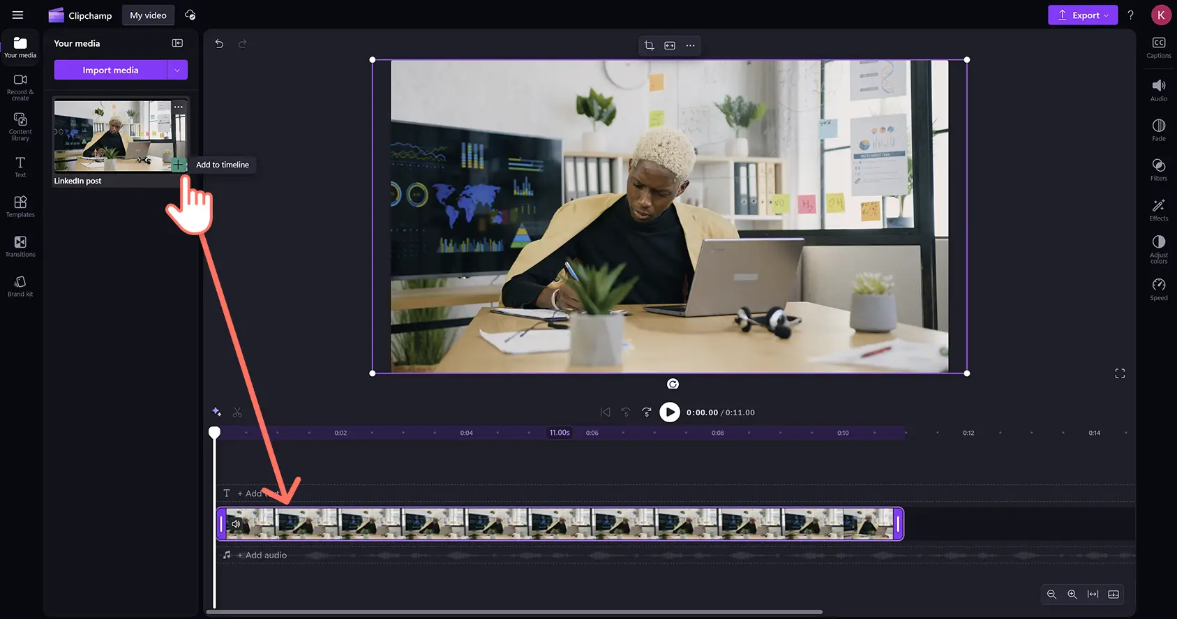 Un utente che aggiunge un video alla timeline nell'editor video Clipchamp.