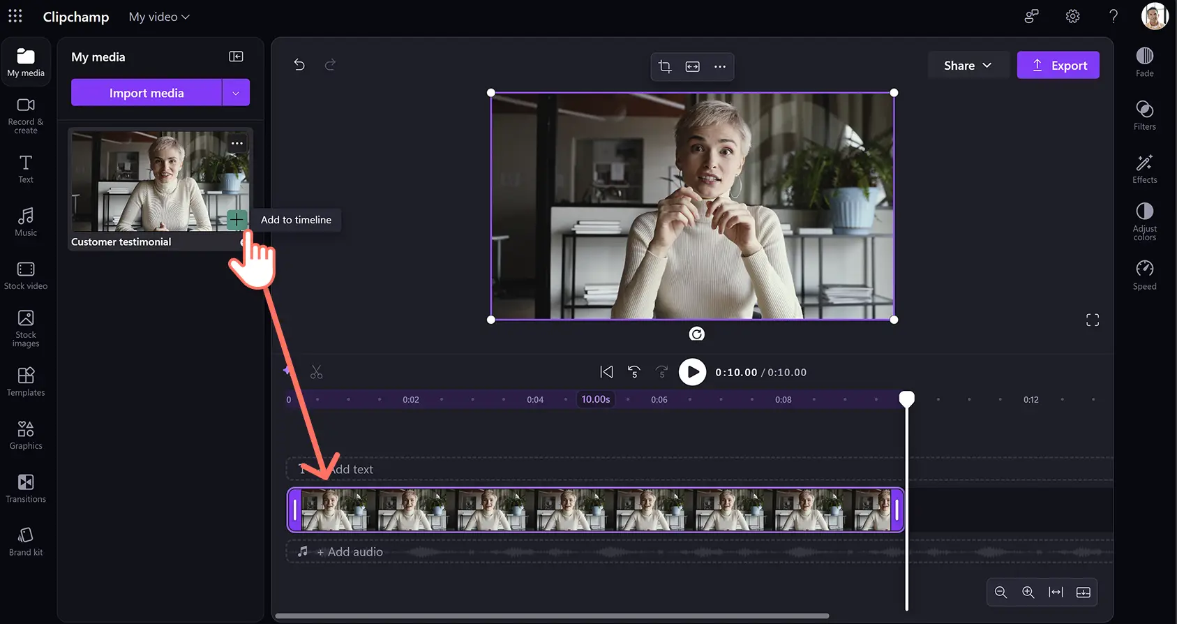 Usuário adicionando a mídia em um vídeo de depoimento de cliente no Clipchamp para o trabalho.