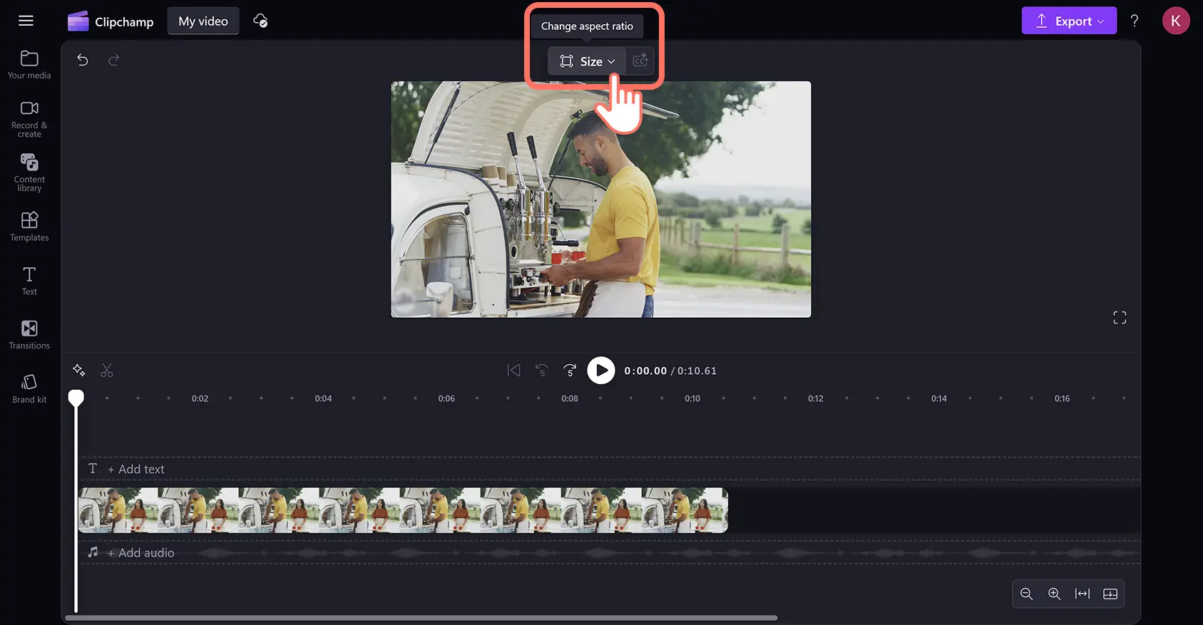 Clipchamp ビデオ エディターのフリー ツール バーにあるサイズ ボタンをクリックするユーザー。