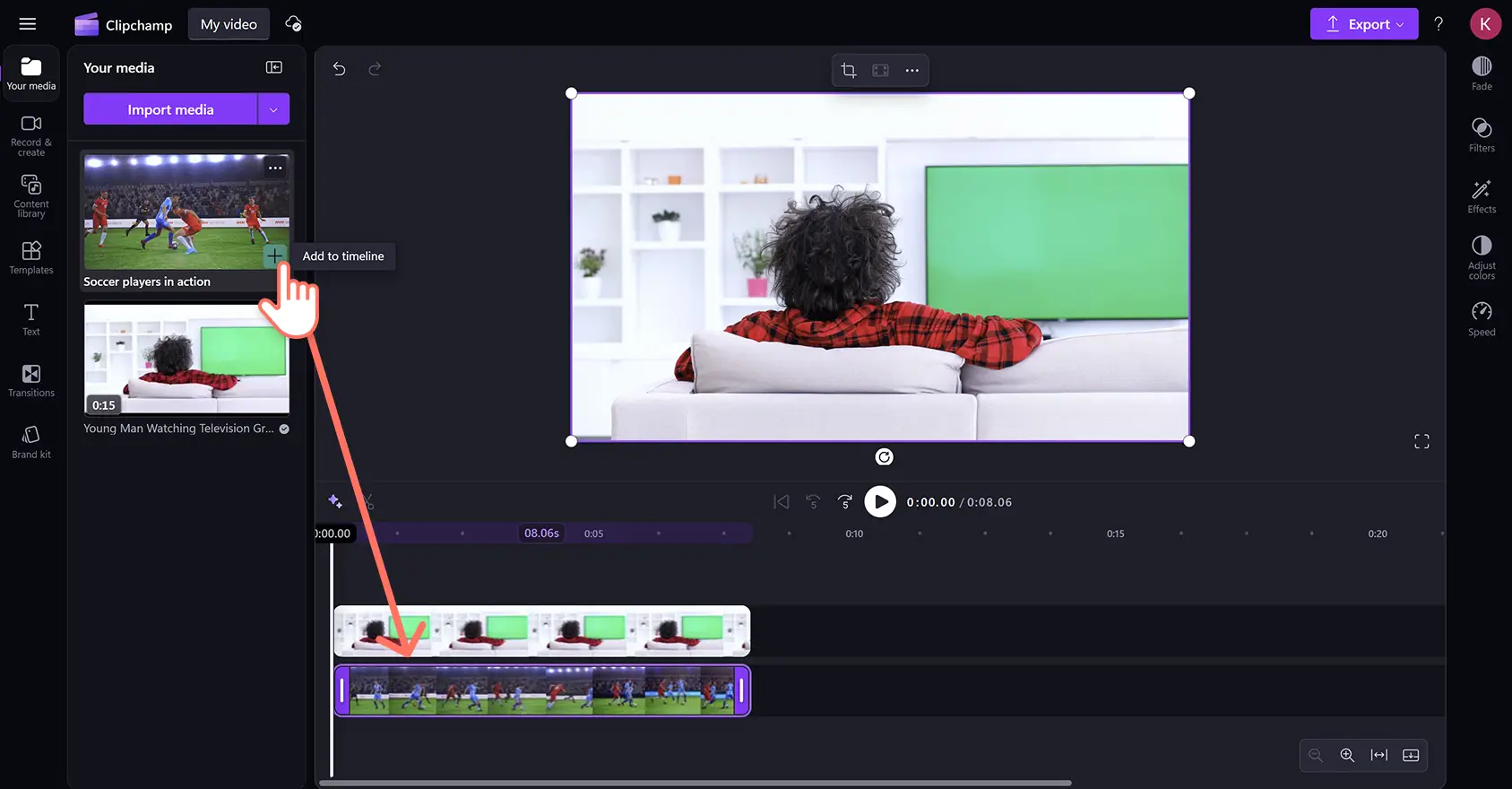 Seorang pengguna menggunakan kesan skrin hijau pada video dalam editor video Clipchamp.