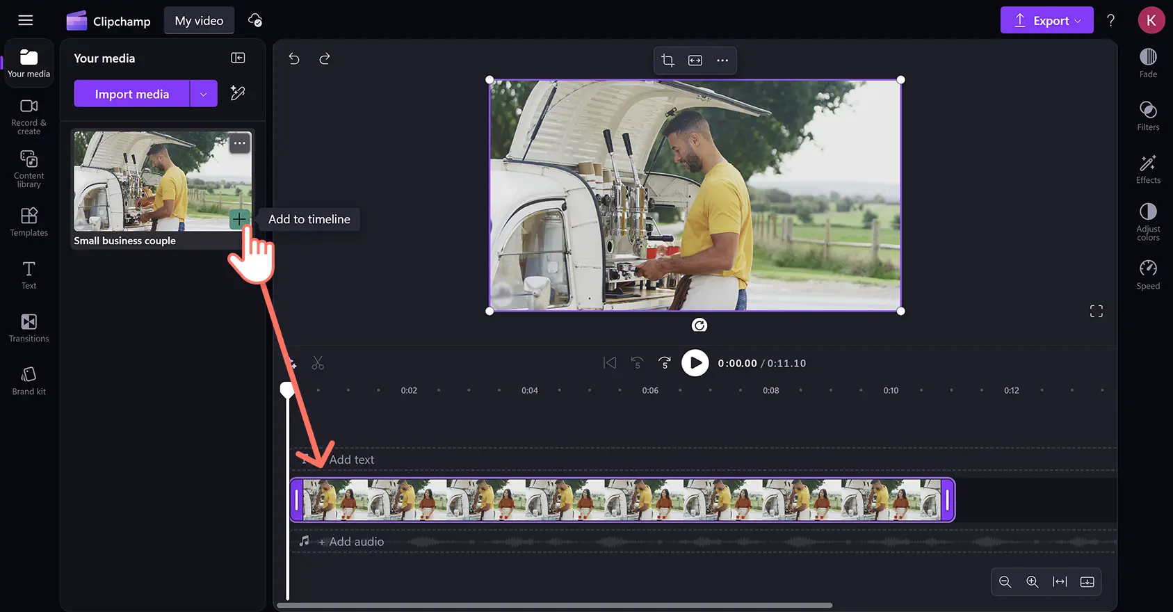 Clipchamp ビデオ エディターのタイムラインに横長の動画をドラッグ アンド ドロップしているユーザー。