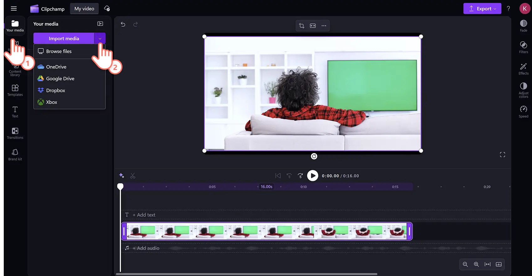 Seorang pengguna menyeret klip video di bawah video skrin hijau dalam editor video Clipchamp.
