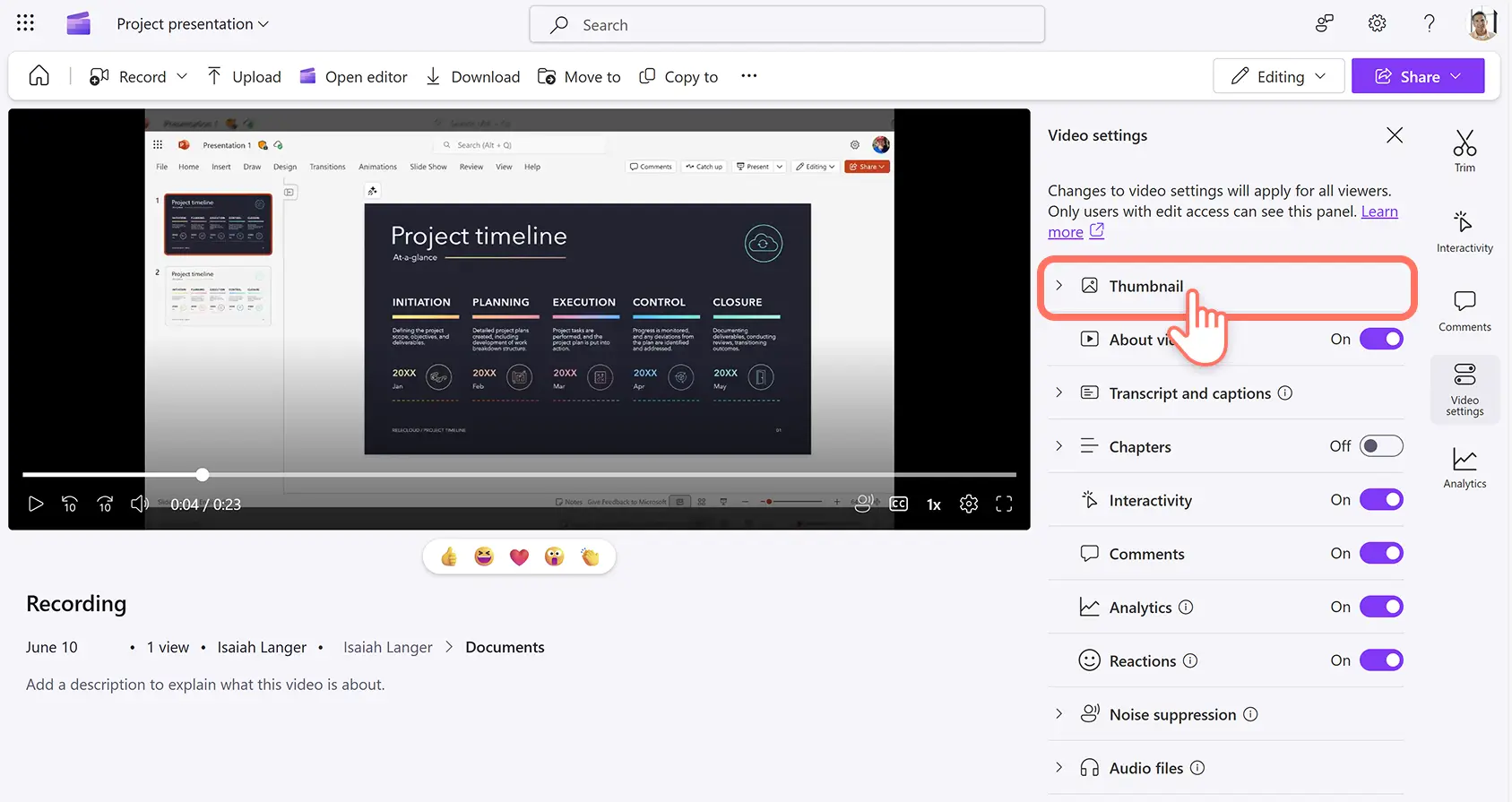 En bruker som klikker på miniatyrbildefanen i Microsoft Clipchamp.