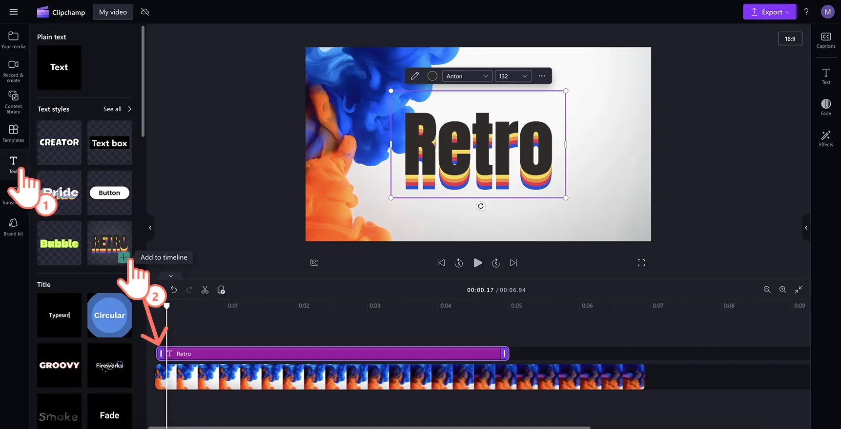 Käyttäjä valitsemassa otsikkoa teksti-välilehdellä Clipchampissa.