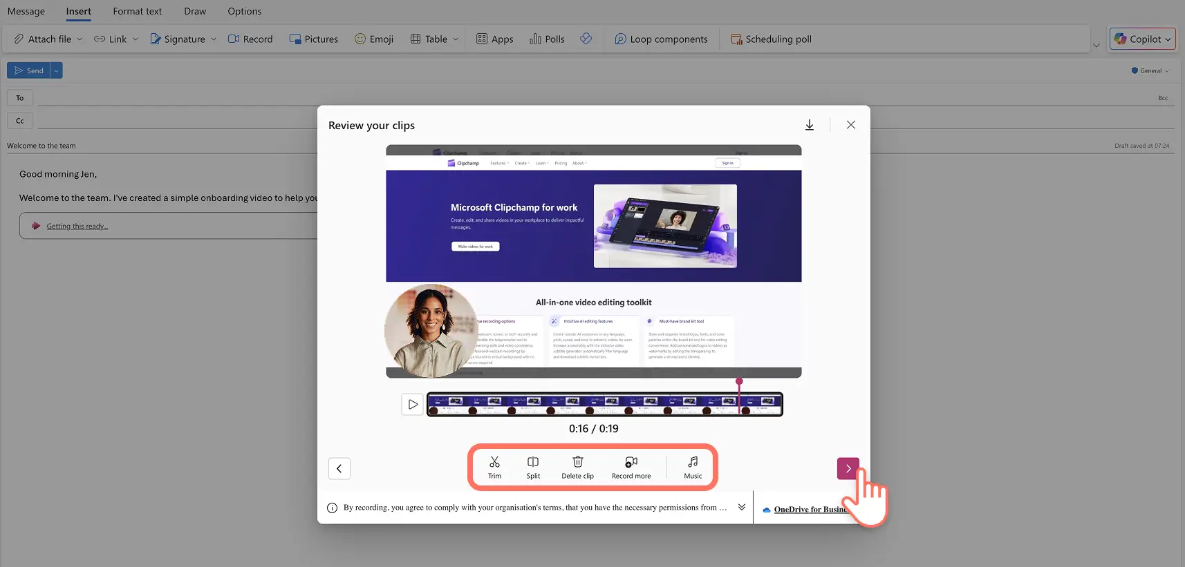Eine Person bearbeitet eine Videoaufzeichnung von Outlook.