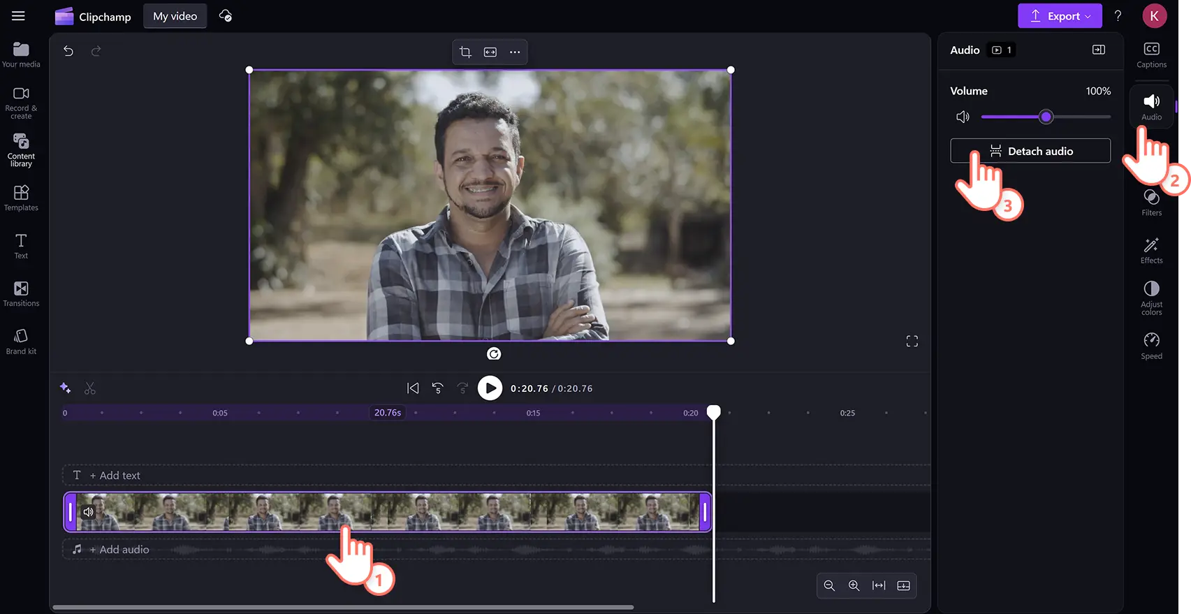 Un utente che separa audio e video nell’editor video di Clipchamp.