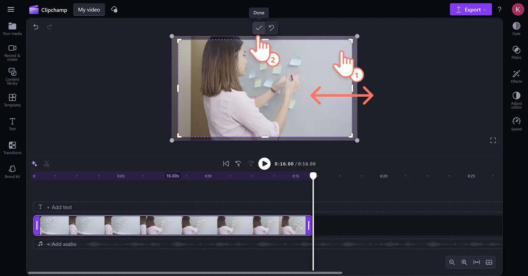Clipchamp video düzenleyicide bir videoya serbest kırpma uygulayan bir kullanıcı.