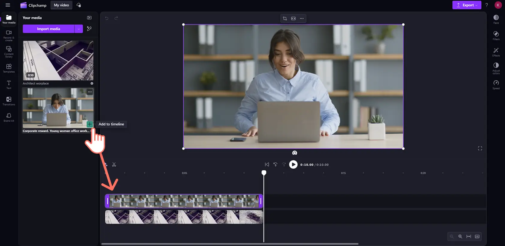 En bruker som drar to videoer inn på tidslinjen for å lage en bilde-i-bilde-video i Clipchamp.