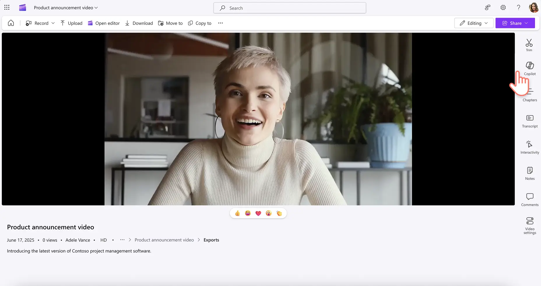 En bruger, der åbner et møde eller en videooptagelse i Clipchamp