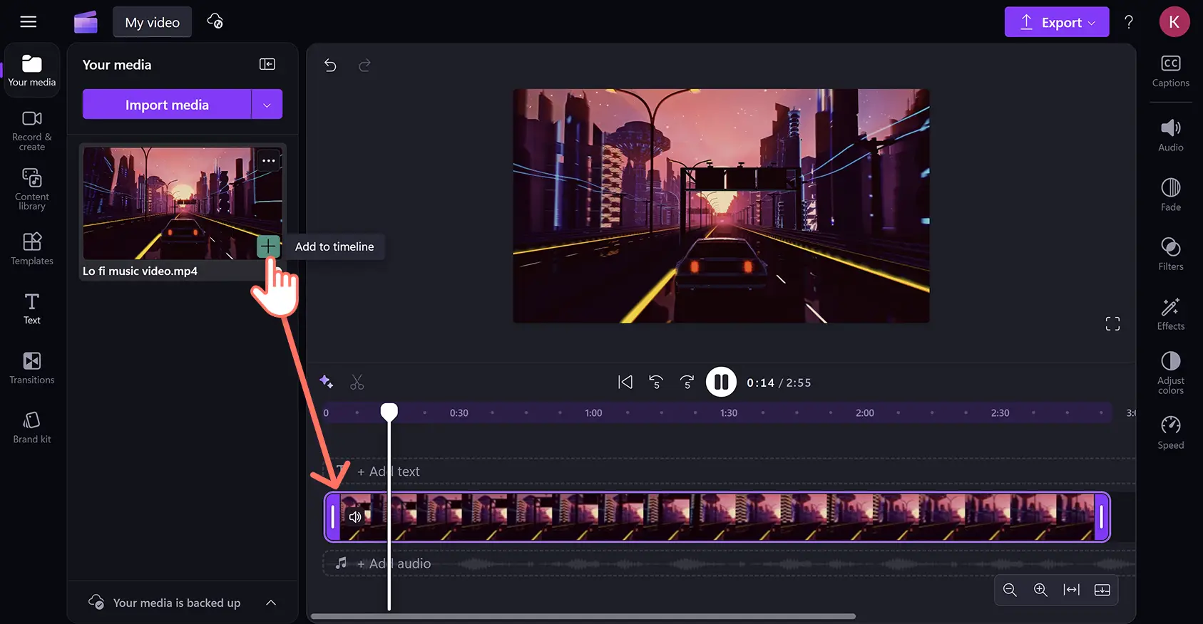 用户在 Clipchamp 视频编辑器中将一段音乐视频添加到时间线上。