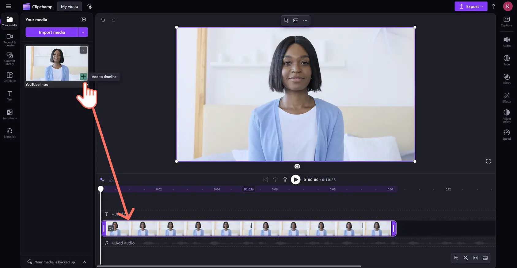 Ein Benutzer, der ein Video per Drag & Drop auf die Zeitleiste im Clipchamp-Videoeditor zieht.