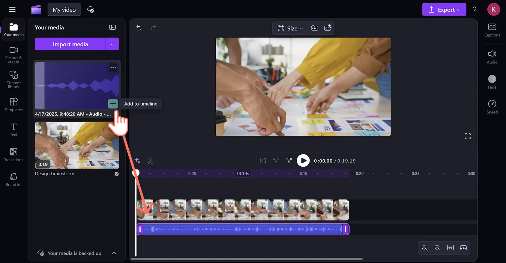 Clipchamp video düzenleyicide bir çevrimiçi ses kaydedici varlığını zaman çizelgesine sürükleyip bırakan bir kullanıcı.