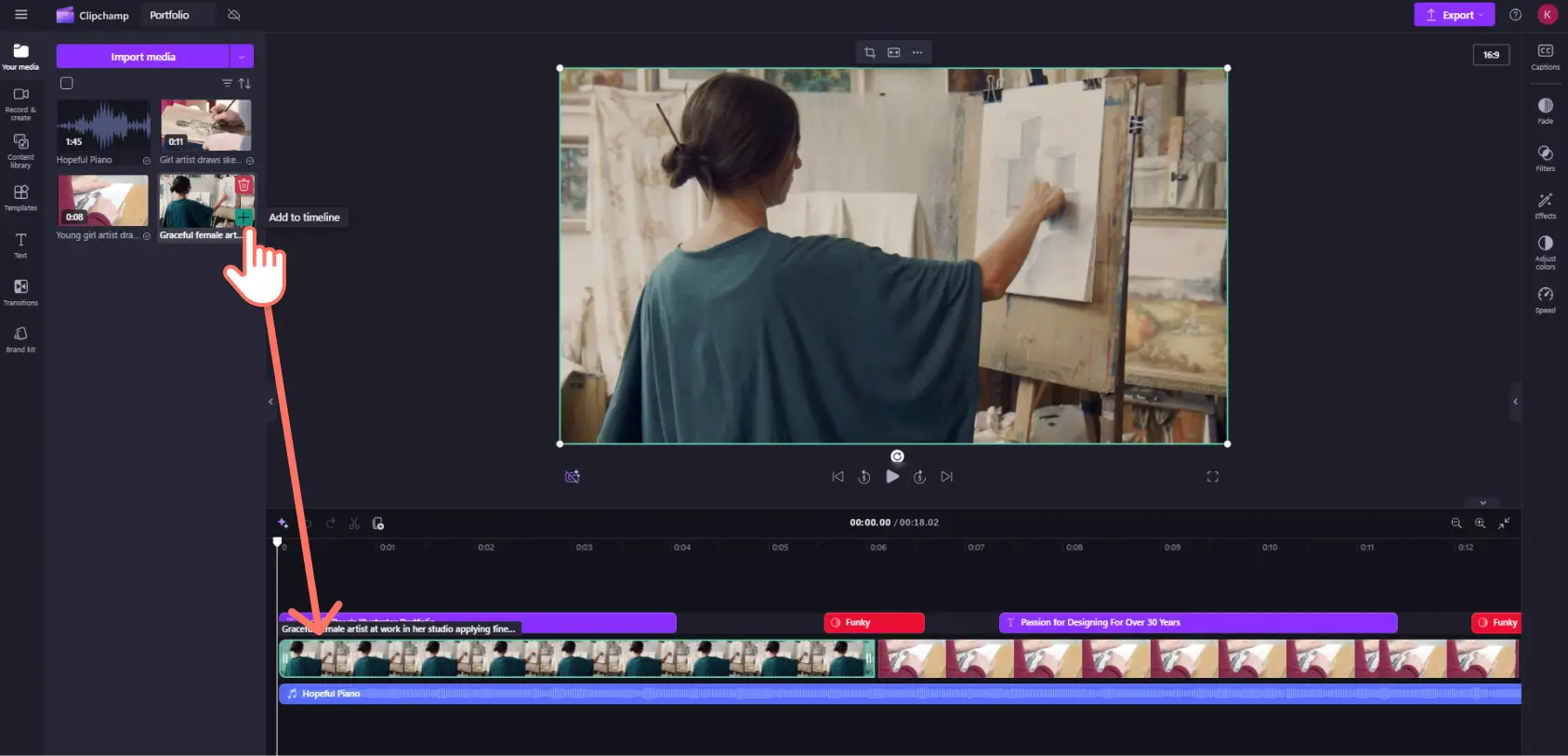 Een Clipchamp-gebruiker die videoclips voor een videoportfolio naar de bewerkingstijdlijn sleept.