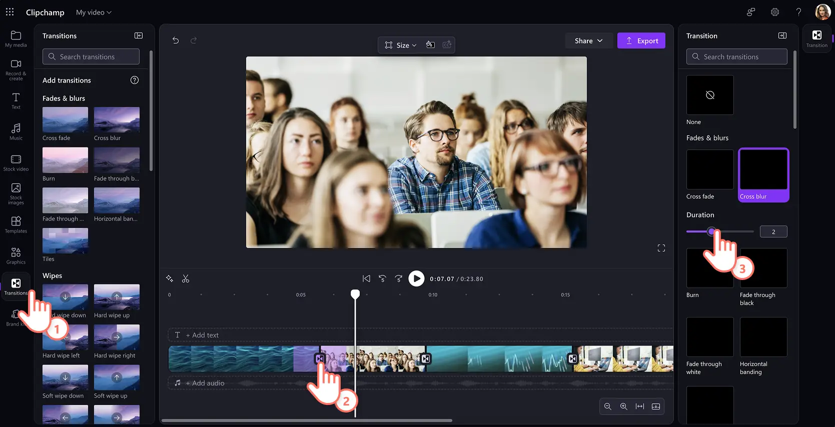 Utente che aggiunge transizioni tra le scene per creare un video fluido in Clipchamp per il lavoro.
