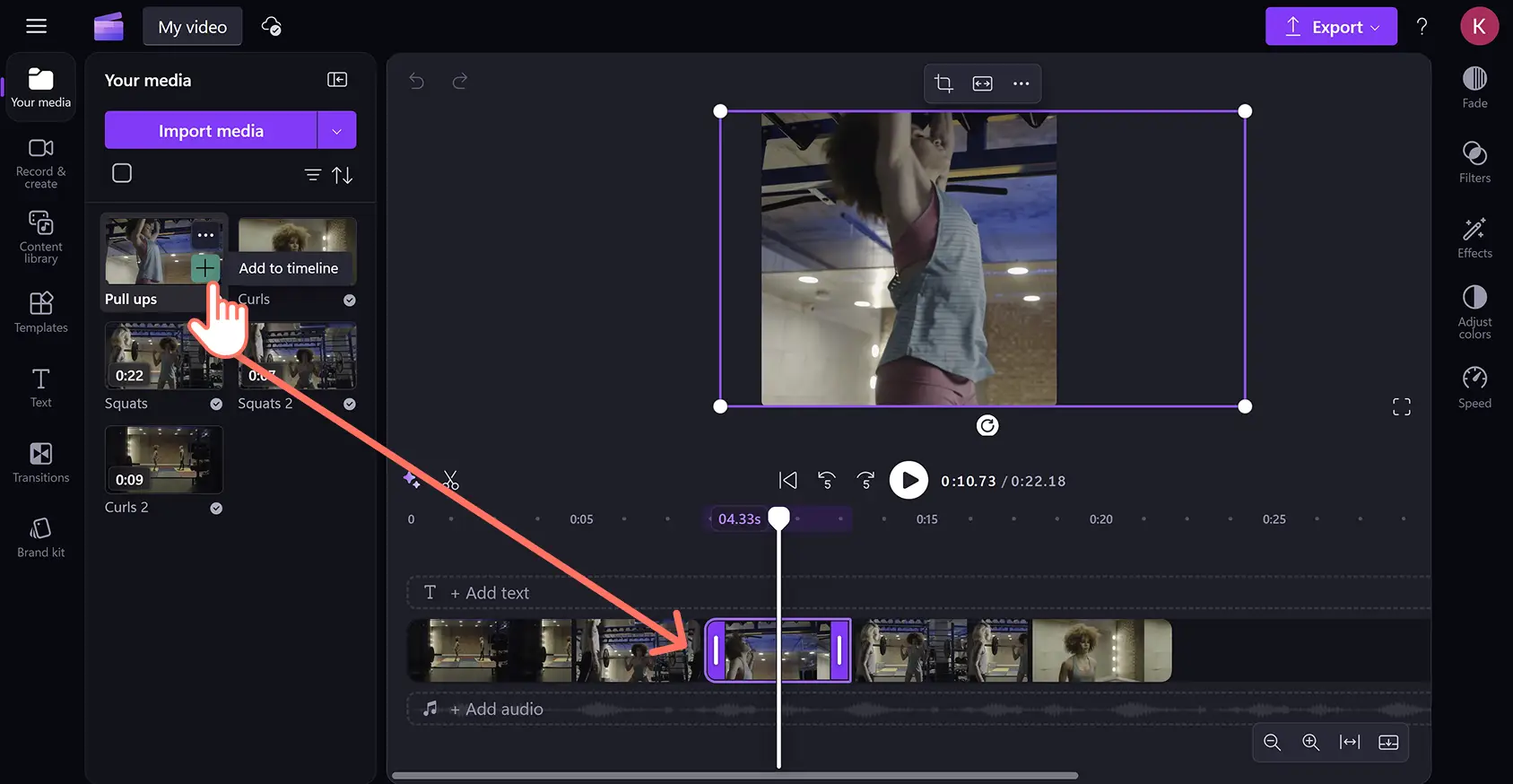 Pengguna menyeret dan melepaskan rekaman untuk Reel sorotan video ke lini masa di editor video Clipchamp.