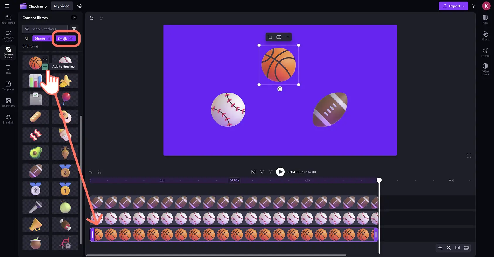 Pengguna menambahkan emoji bola olahraga ke video di editor video Clipchamp.