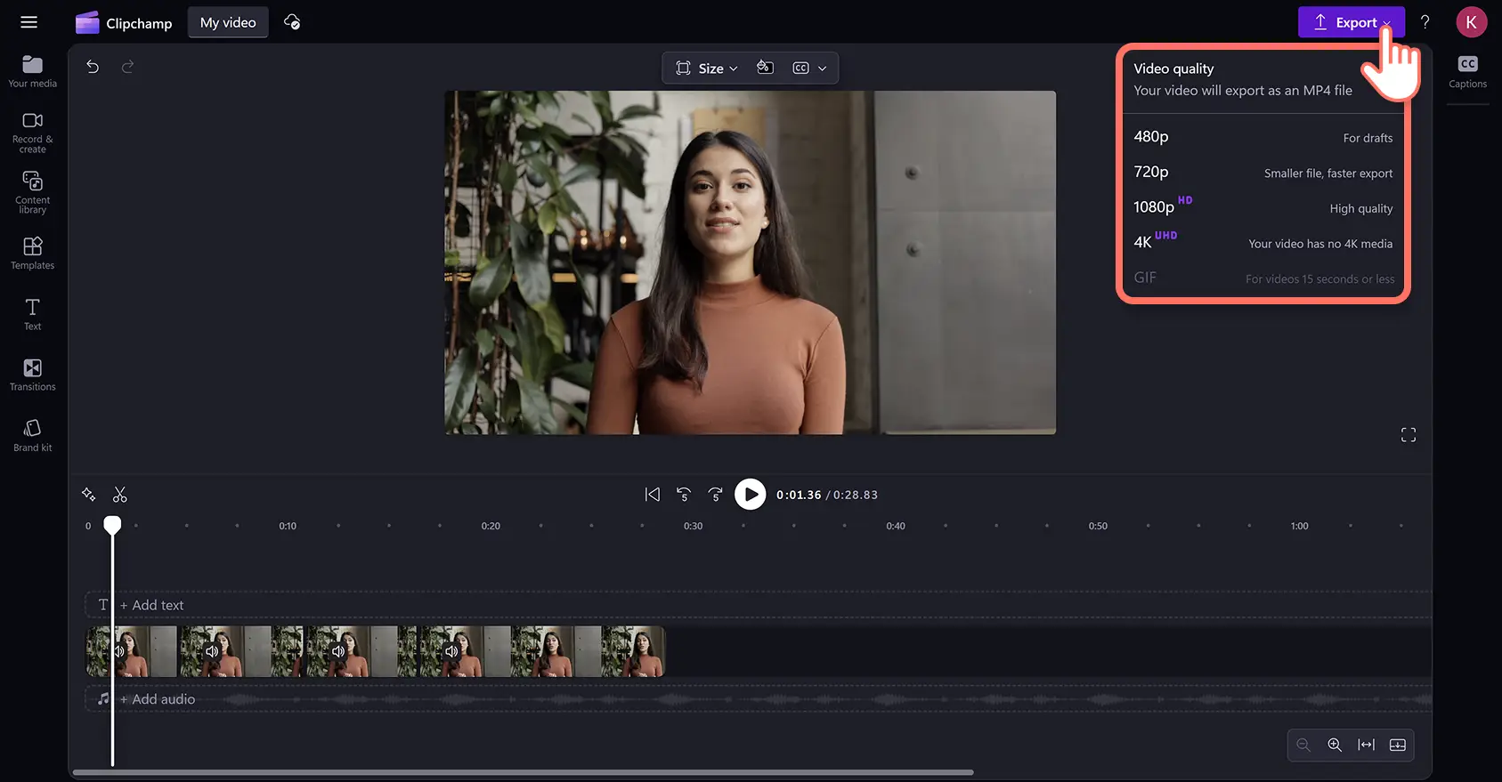 Clipchamp 비디오 편집기에서 비디오를 저장하는 사용자.