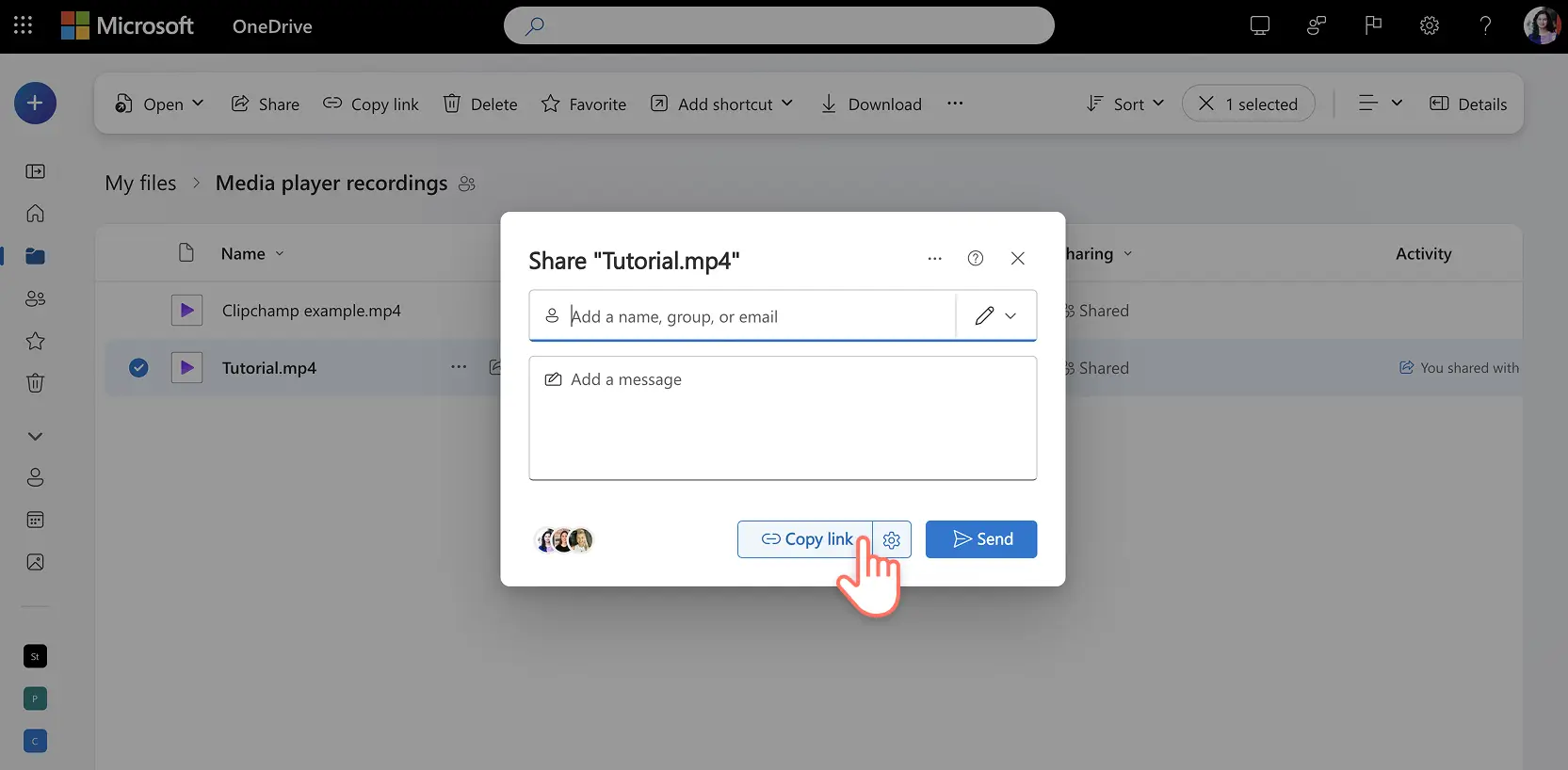 Eine Person kopiert einen Link zum Teilen eines Videos in OneDrive.