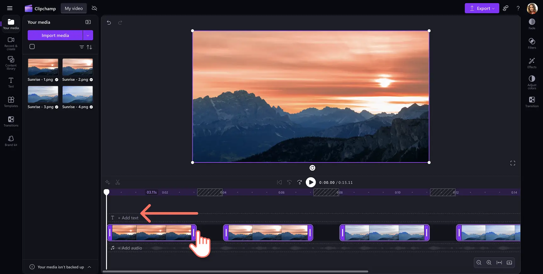 En bruger, der trimmer flere aktiver i Clipchamp
