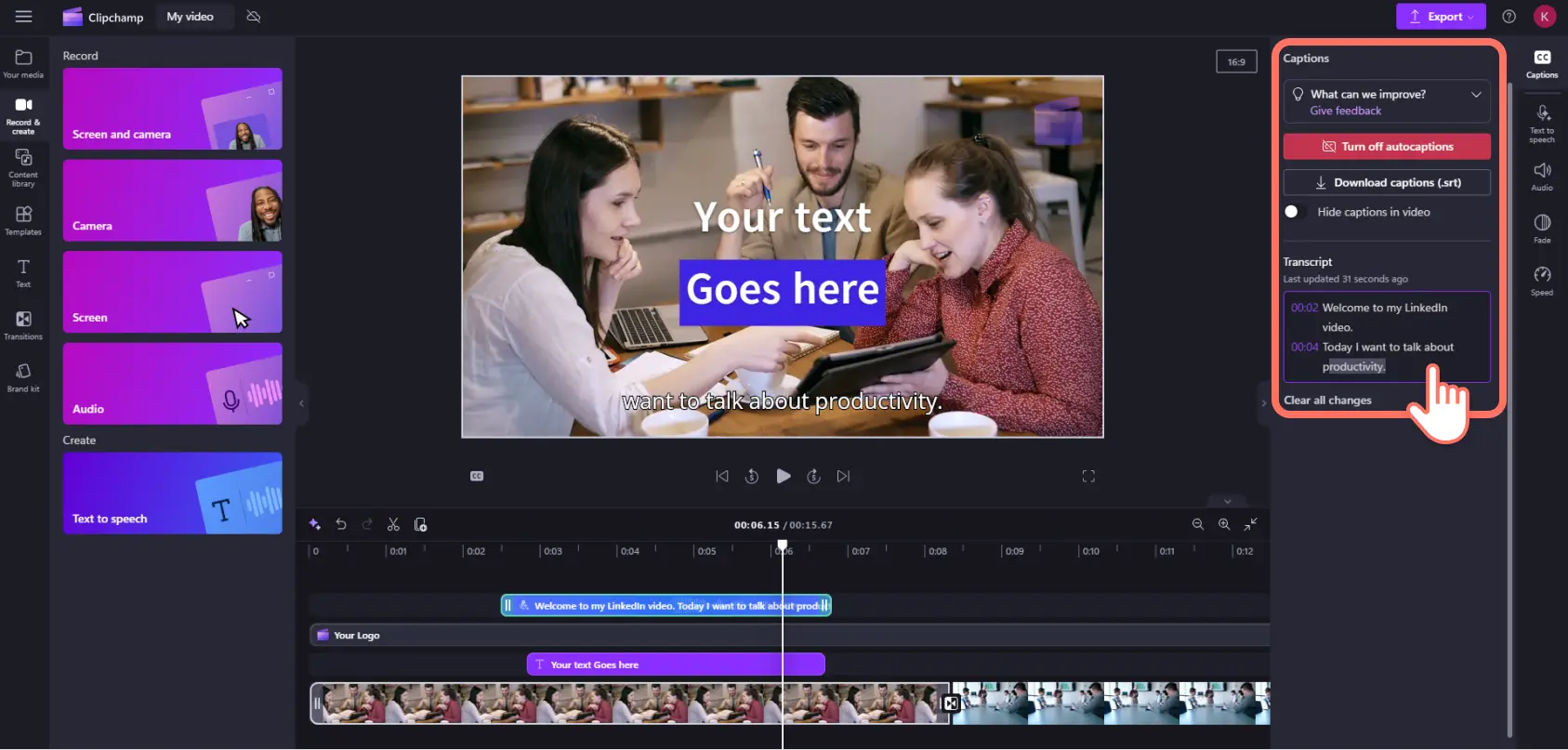 Image d’un utilisateur de Clipchamp visionnant la transcription de ses sous-titres automatiques.