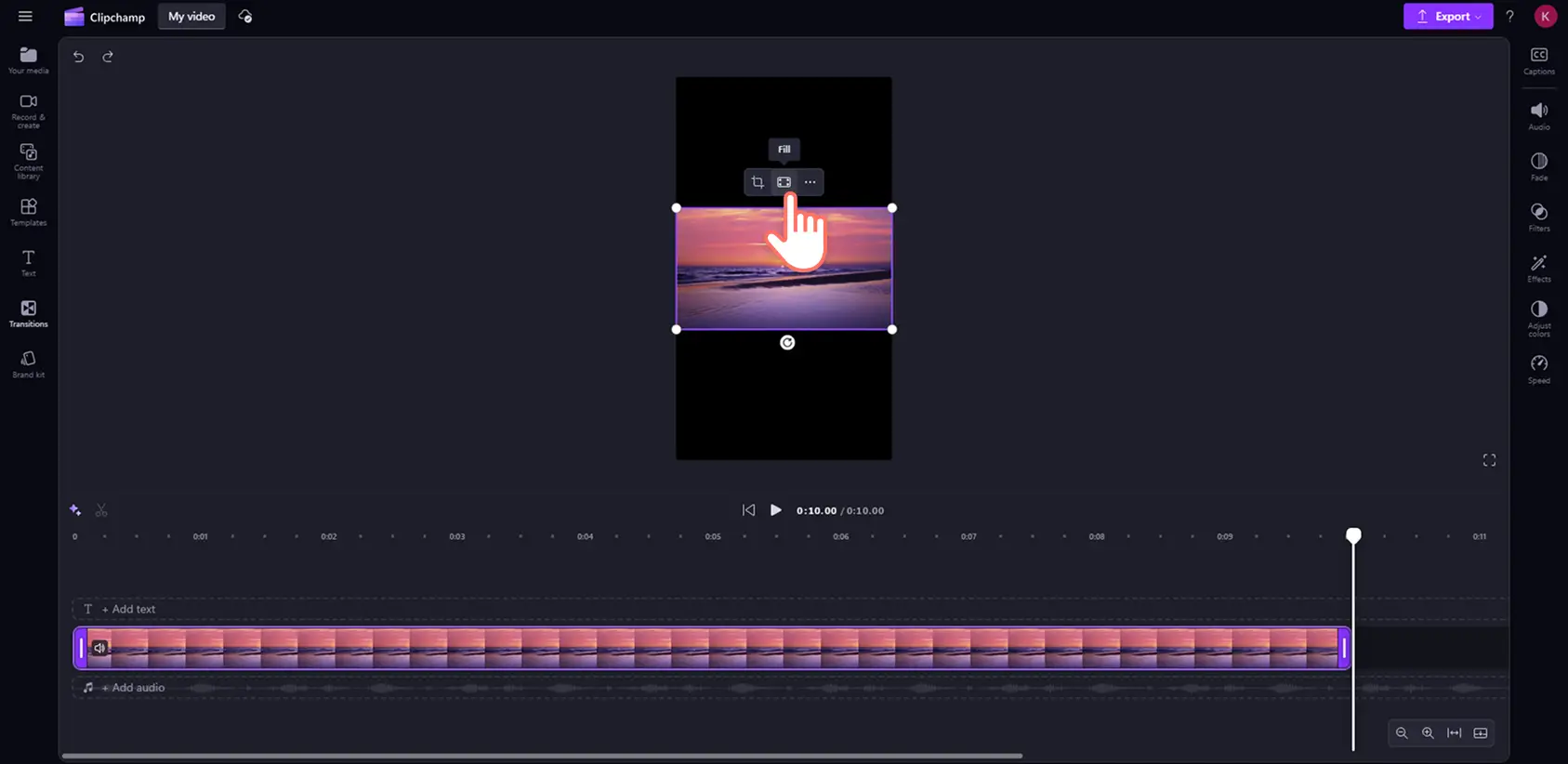 Obraz przedstawiający użytkownika zmieniającego rozmiar wideo z urządzenia przenośnego na TikTok.
