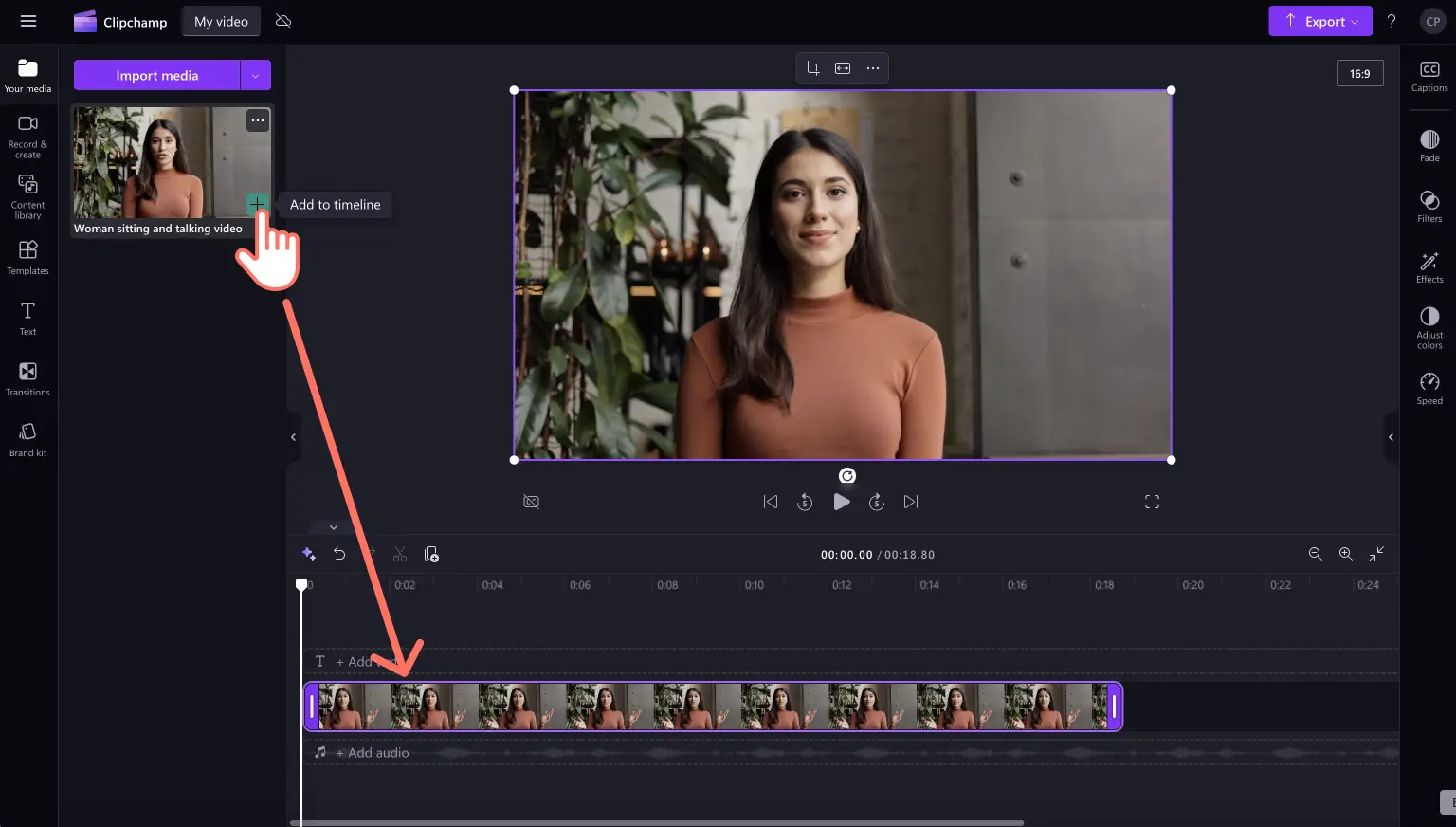 Gambar pengguna menyeret video ke lini masa.