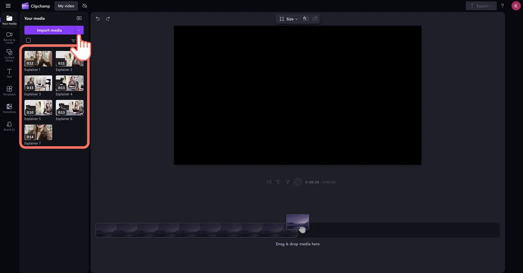 Un utilizator care importă materiale pentru un videoclip explicativ în editorul video Clipchamp.