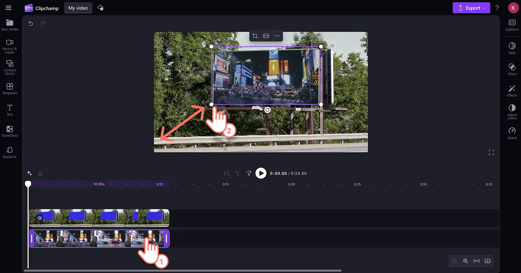Seorang pengguna mengubah saiz dasar video untuk kesan skrin biru dalam editor video Clipchamp.