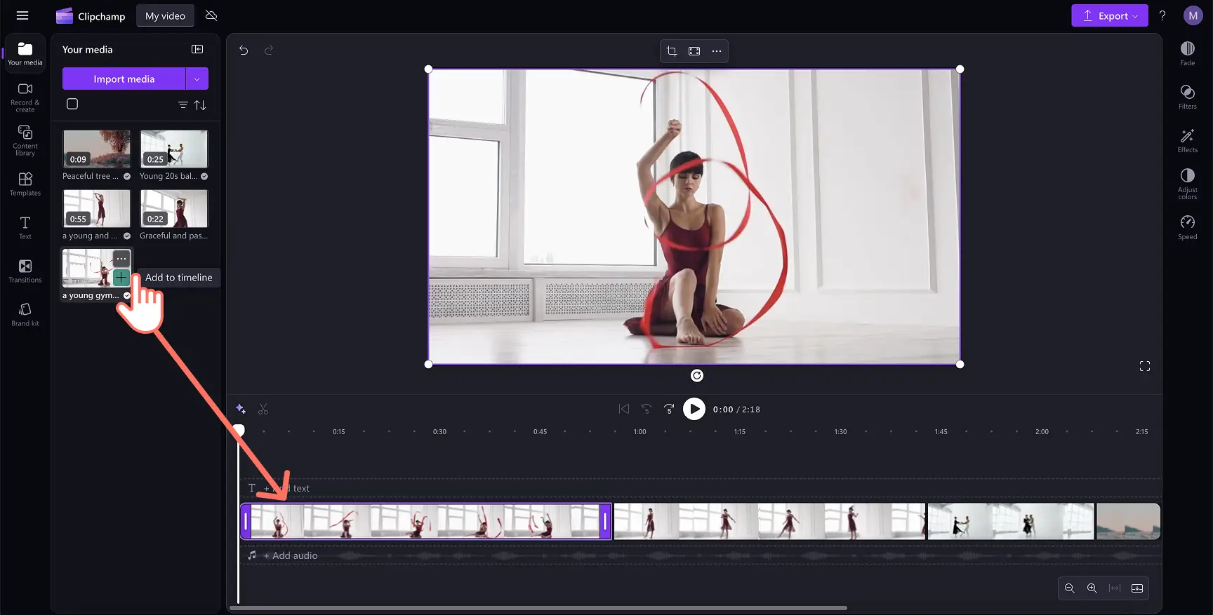 Et bilde av en bruker som drar og slipper en video på tidslinjen.