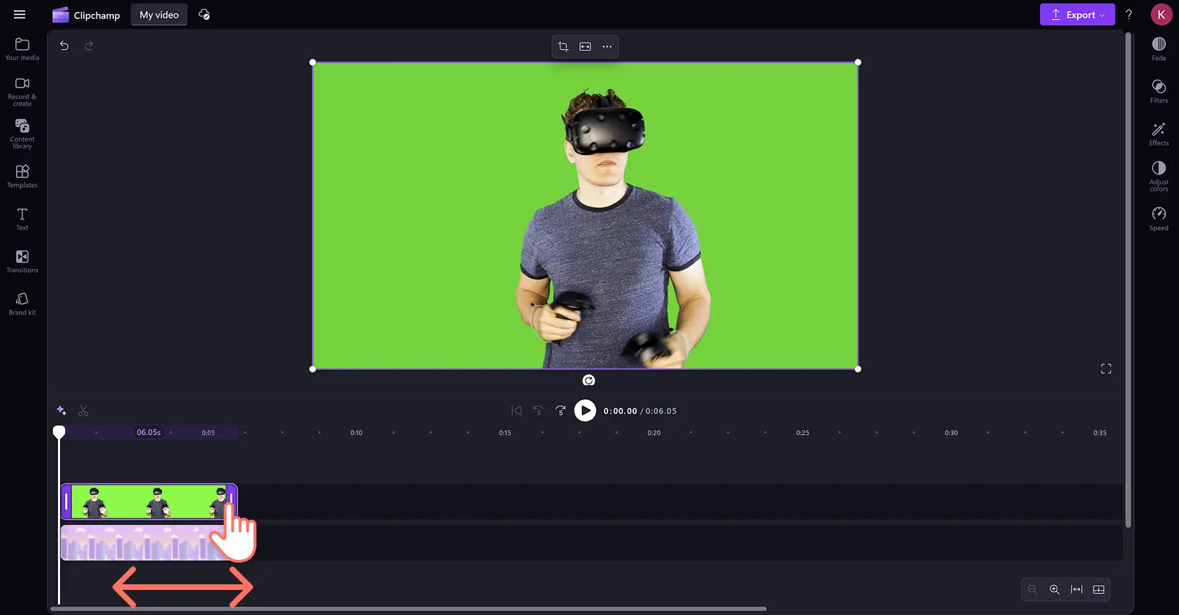 Eine Person, die ein Grün-Filter-Video im Clipchamp Video-Editor schneidet.