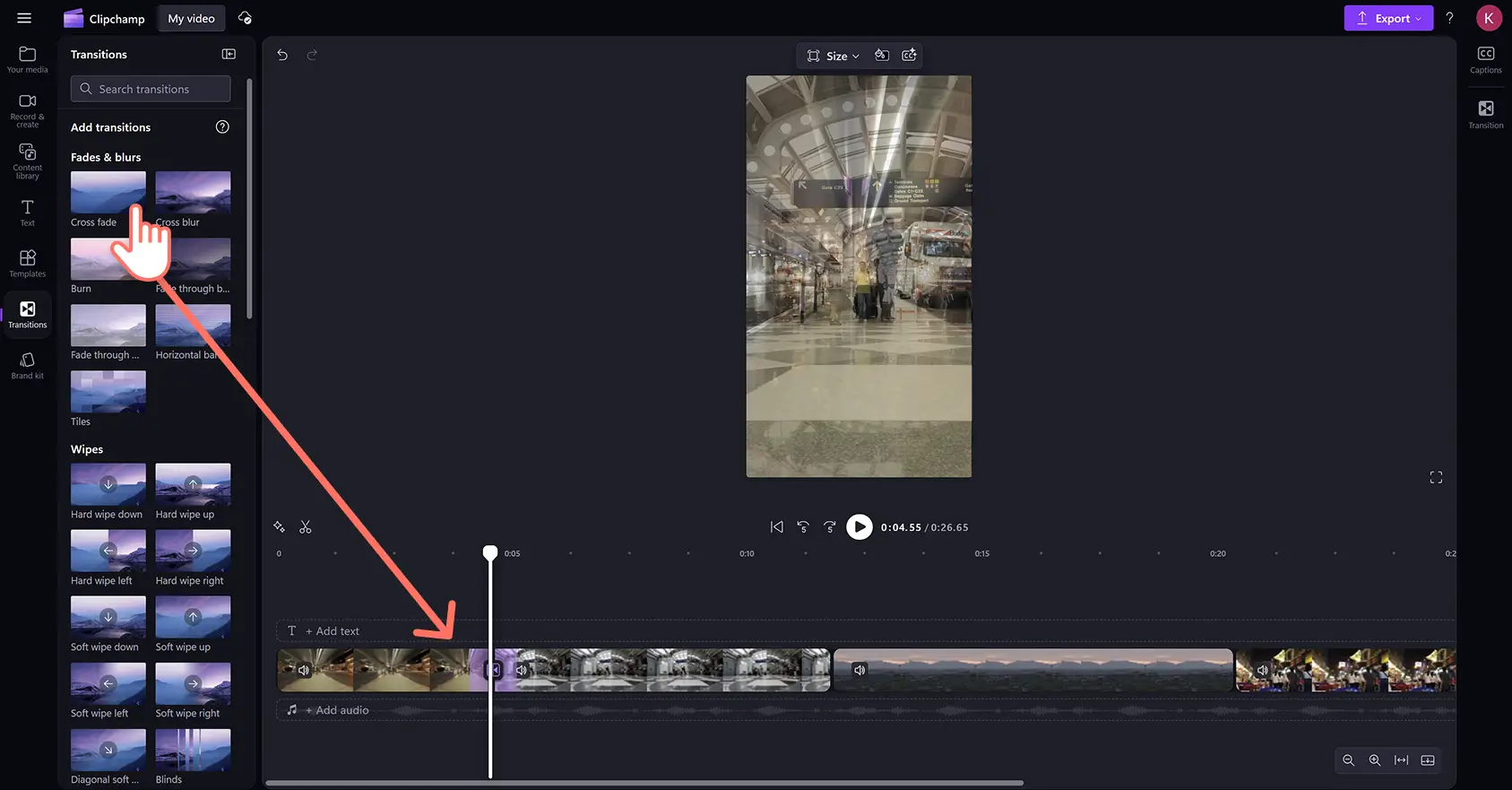 En bruger tilføjer sceneovergange mellem rejsehøjdspunktsklip i Clipchamp-videoeditoren.