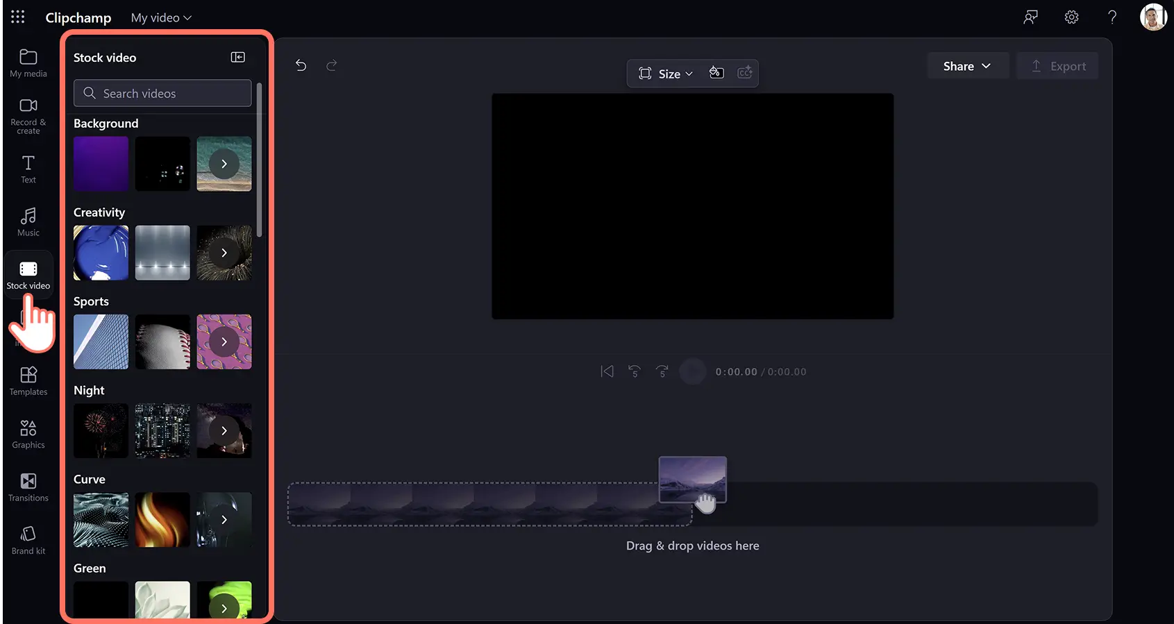 Usuário pesquisando por multimídia de estoque no Clipchamp para o trabalho.