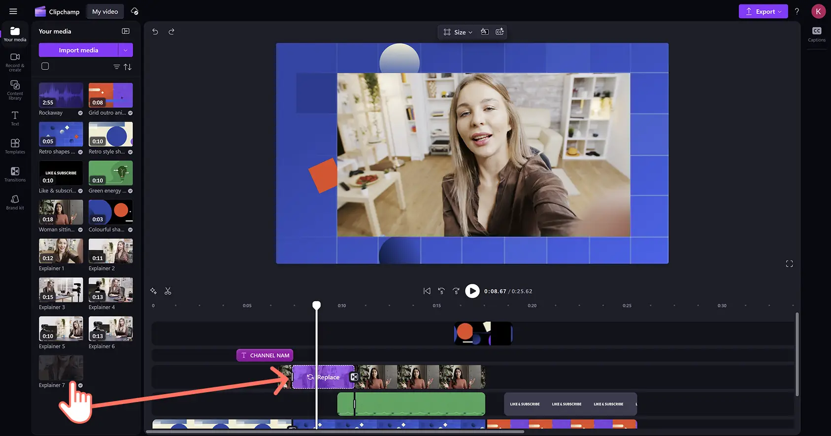 Un utilizator care înlocuiește elementele unui șablon video cu conținut media importat în editorul video Clipchamp.