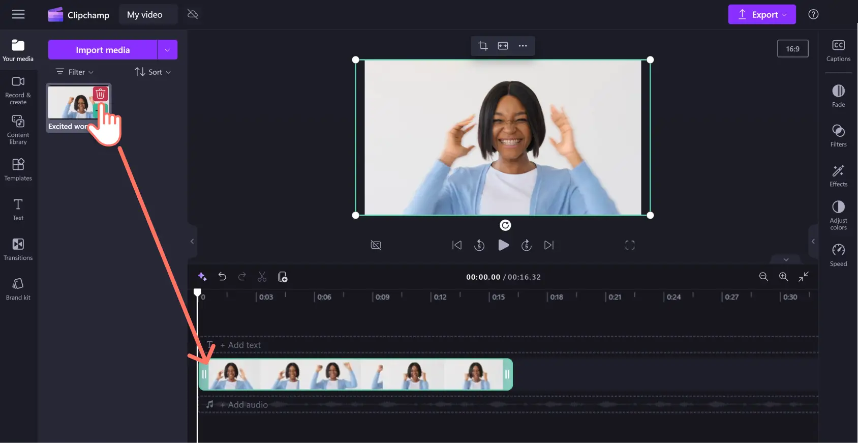 Clipchamp 用户将剪辑从媒体选项卡拖放到编辑时间线上的图像。