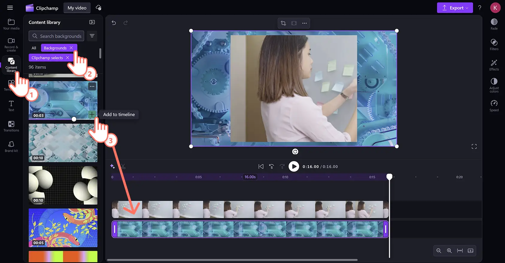 Clipchamp'te kırpılmış bir videoya arka plan ekleyen bir kullanıcı.