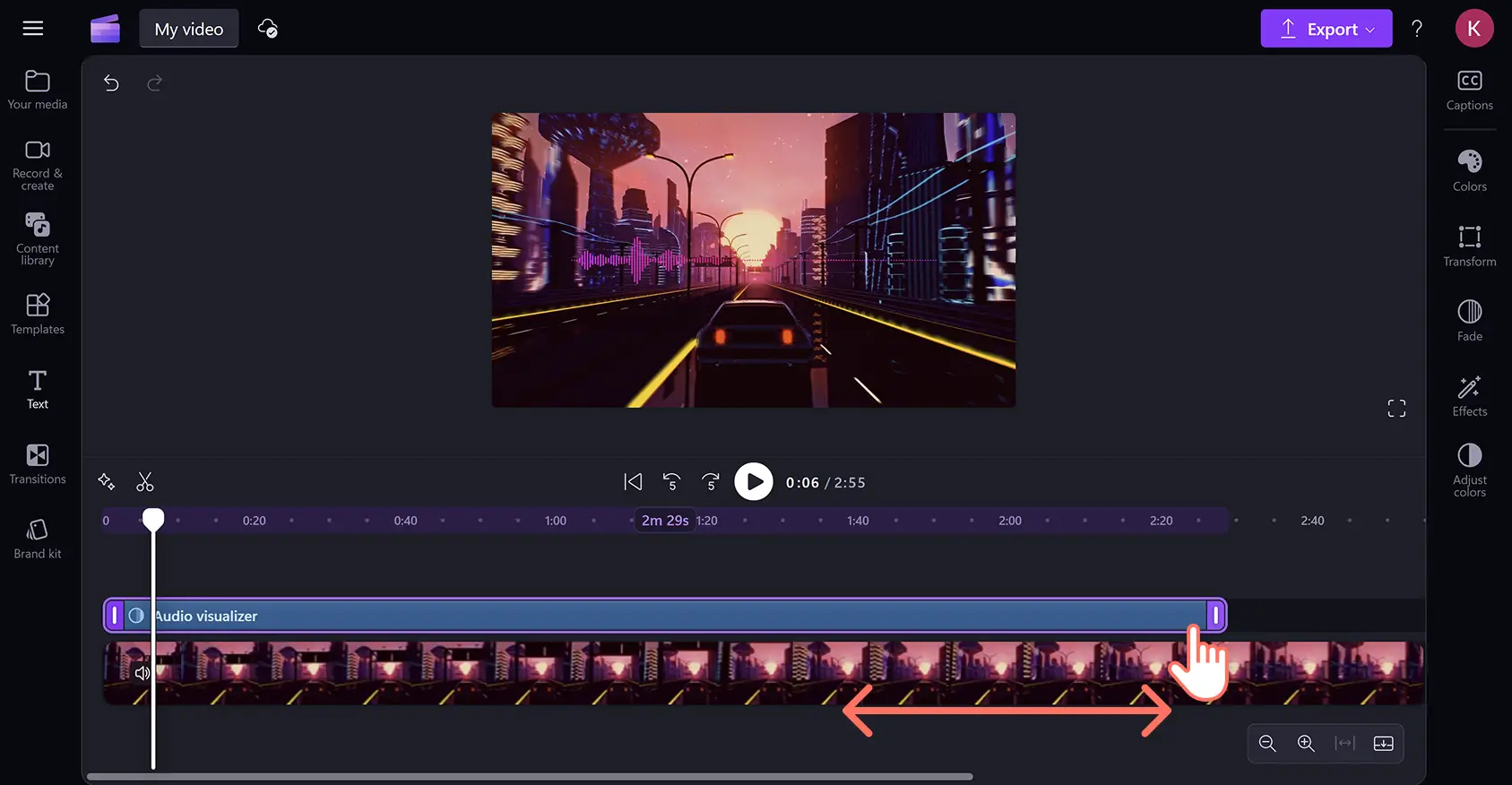 用户在 Clipchamp 视频编辑器中剪裁音乐可视化效果的时长。