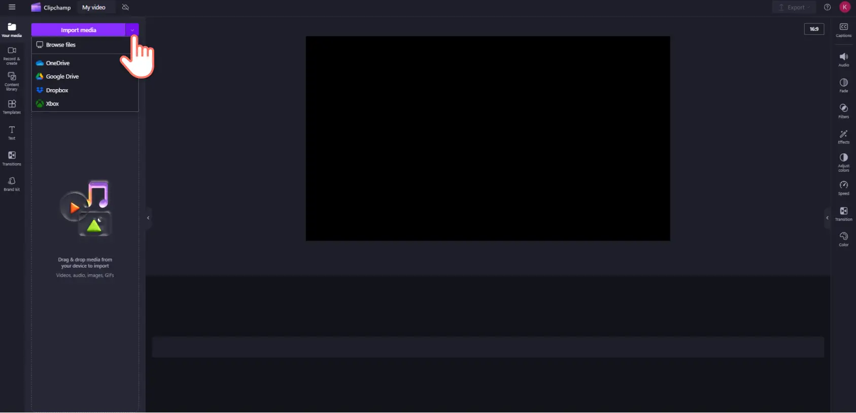 Een Clipchamp-gebruiker die op de knop Media importeren klikt om bestanden te uploaden in de video-editor.