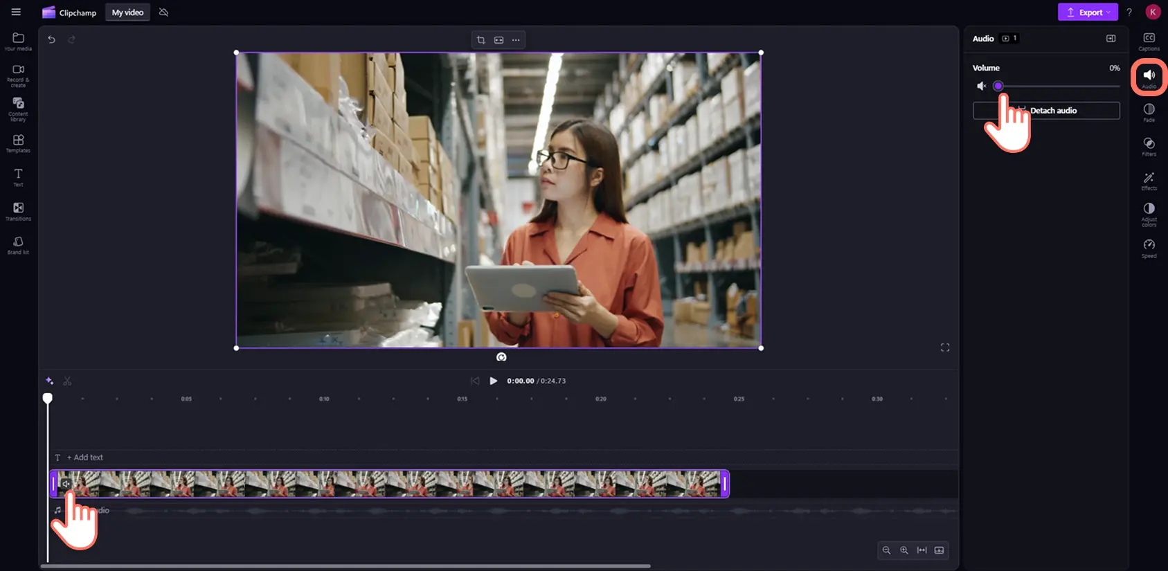 Käyttäjä mykistämässä videon ääntä Clipchampissa.