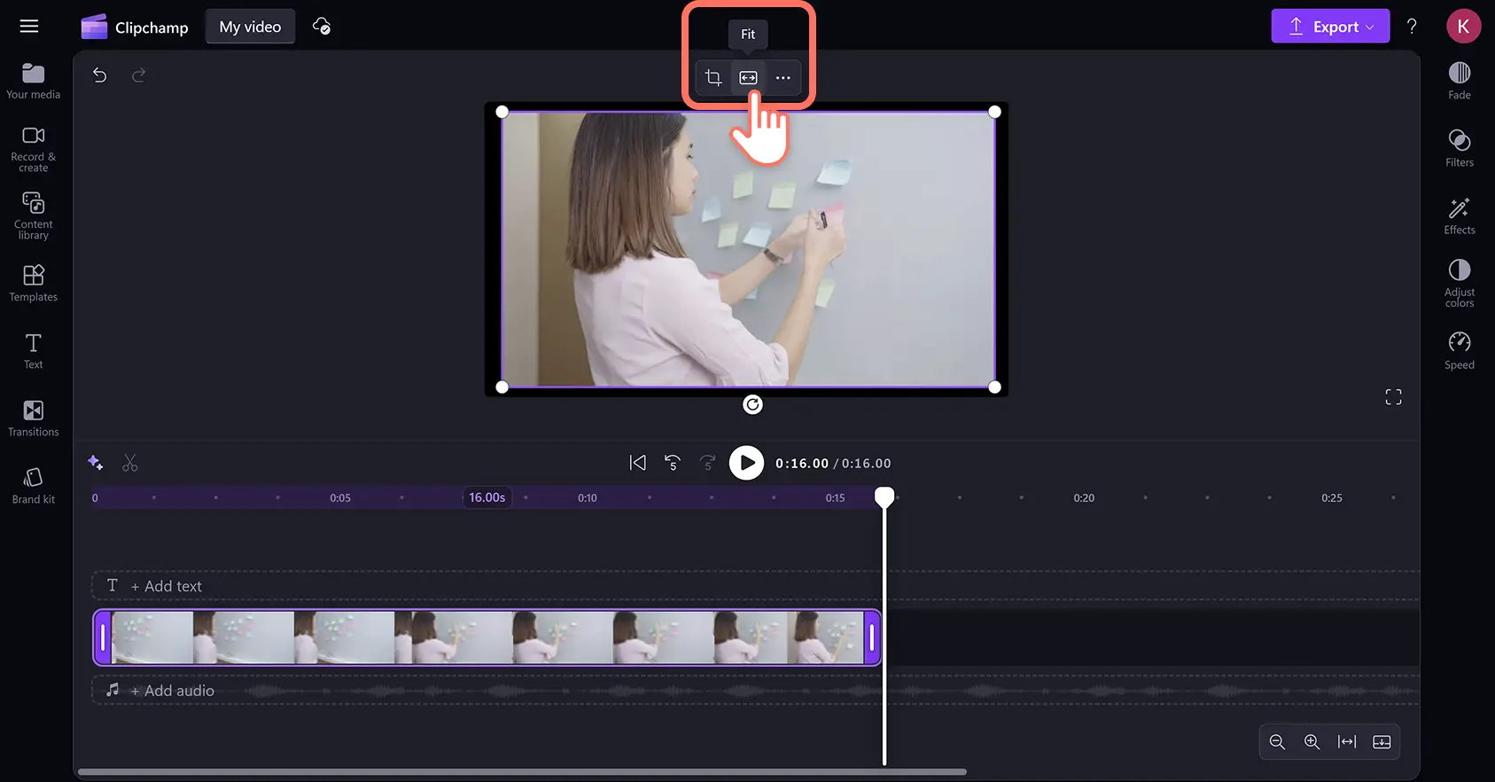 Clipchamp video düzenleyicide dolaştırılabilir araç çubuğundaki sığdır düğmesine tıklayan bir kullanıcı.