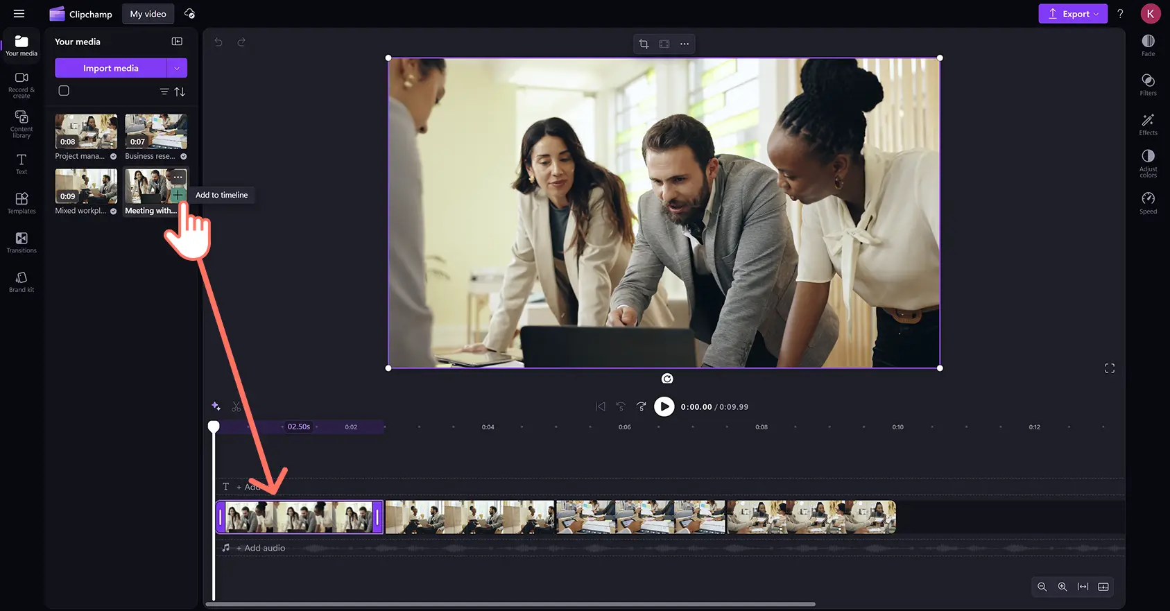 Un usuario añadiendo vídeos para un vídeo de empresa en el editor de vídeo Clipchamp.