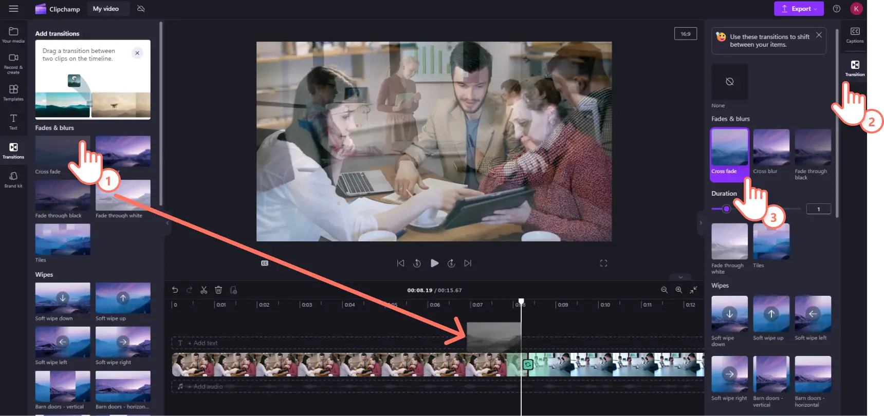 Image d’un utilisateur de Clipchamp faisant glisser une transition fondue sur la chronologie entre deux clips.